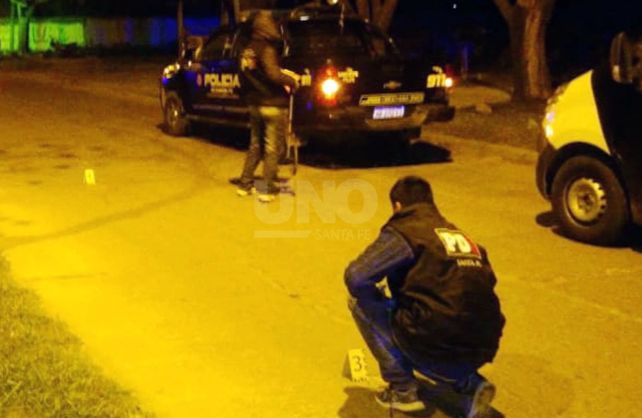 Bestial ataque criminal a balazos en barrio San Lorenzo. Un joven de 25 años falleció en el lugar. Imagen ilustrativa: archivo UNO Santa Fe. Bestial ataque criminal a balazos en barrio San Lorenzo. Un joven de 25 años falleció en el lugar. Imagen ilustrativa: archivo UNO Santa Fe.