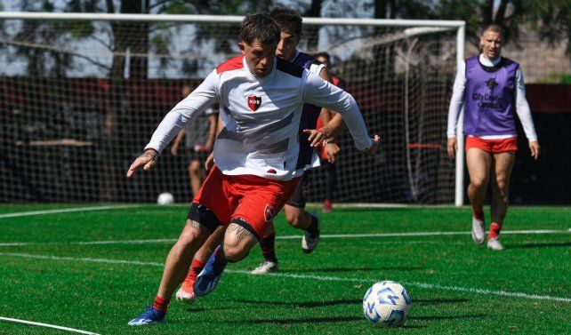 Ignacio Ramírez en plena acción&nbsp; durante uno de los entrenamientos en el predio de Bella Vista. (Foto: Newells)