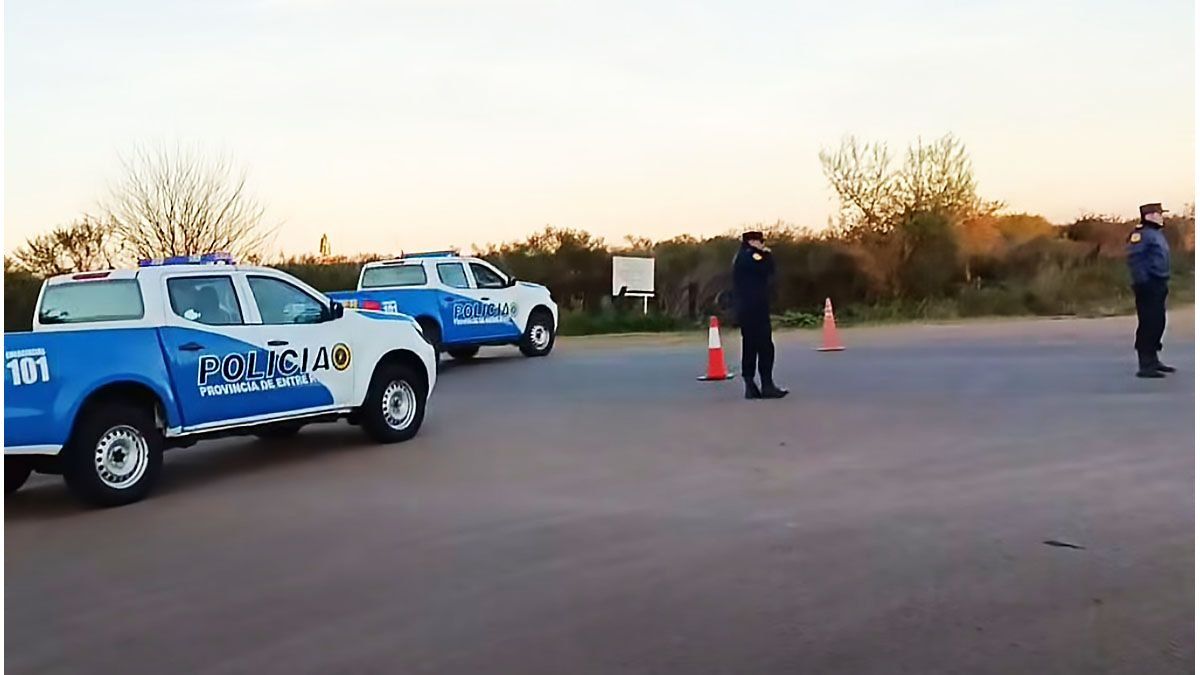 Policía falleció al chocar con su moto un caballo