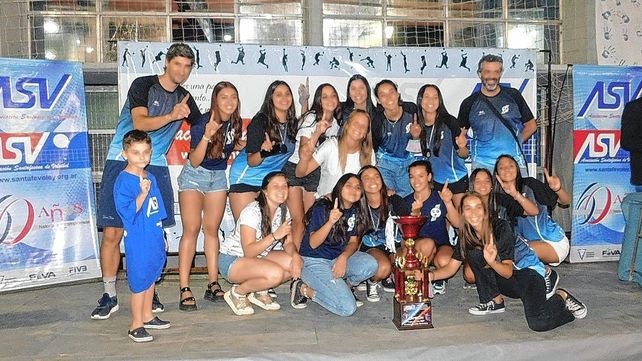 El plantel de Banco Provincial recibió la copa por haber sido el campeón en la rama femenina en Primera División.
