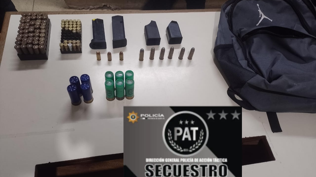 Balas de distintos calibres y un par de cargadores