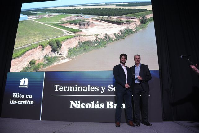 Vito Scaglione, CEO de La Capital Multimedios, hizo entrega del reconocimiento a Terminales y Servicios.