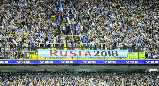 De celeste y blanco. La Bombonera lució a reventar