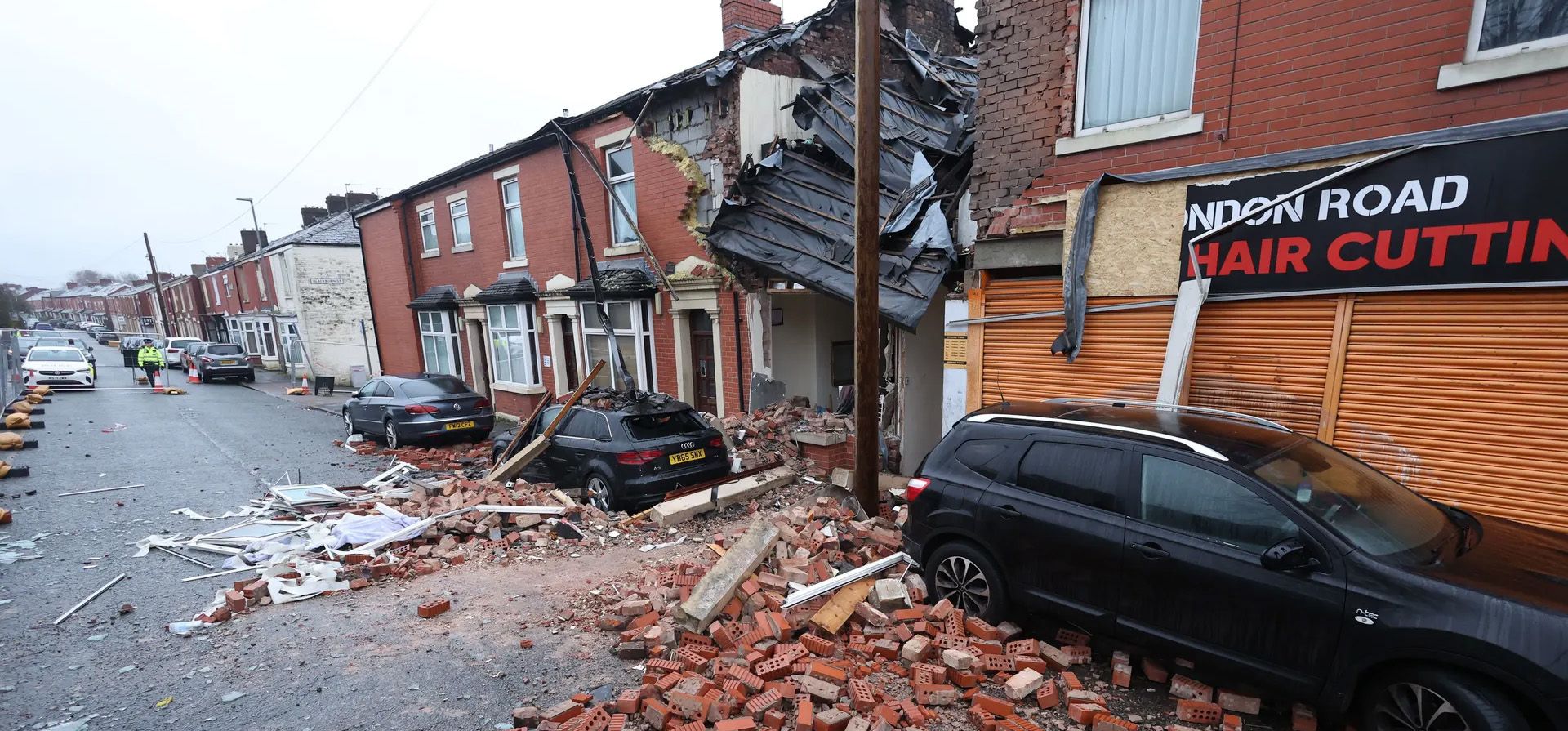 Una propiedad se derrumbó justo después de una explosión de gas, London Road, Blackburn, propiedades cercanas fueron evacuadas, y dos personas fueron trasladadas al hospital, Lancashire, Reino Unido. Fotografía: Paul Currie/PA
