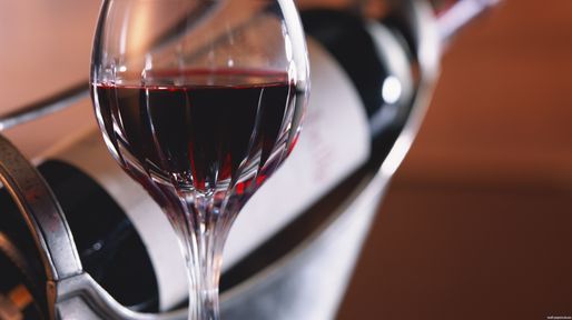 Dos jóvenes aseguran que pueden transformar agua en buen vino en pocos minutos