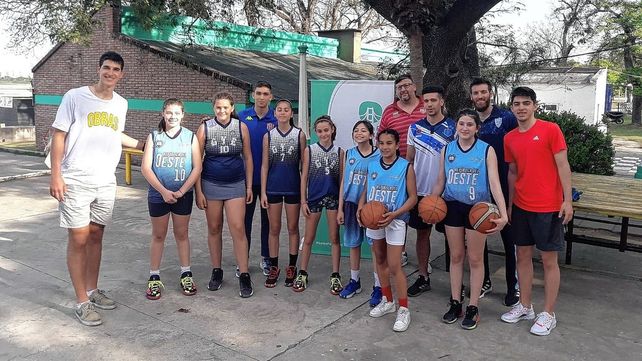 Las chicas del Proyecto Desarrollo de Talentos Femenino compartieron un lindo momento con los jugadores de la Liga Nacional.