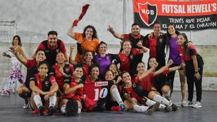 Por la gloria. Newell’s en su primera experiencia a nivel nacional busca un resultado que lo haga subir a la segunda división esta tarde en su estadio cubierto.