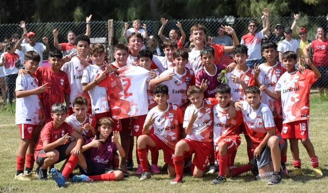Los pibes del rojiblanco funense festejan una de las victorias en inferiores.