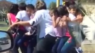 Imprudencia en moto: ocho personas, entre ellos seis niños, viajan juntos y sin casco