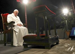 En el Vía Crucis el Papa pidió por los cristianos perseguidos y asesinados