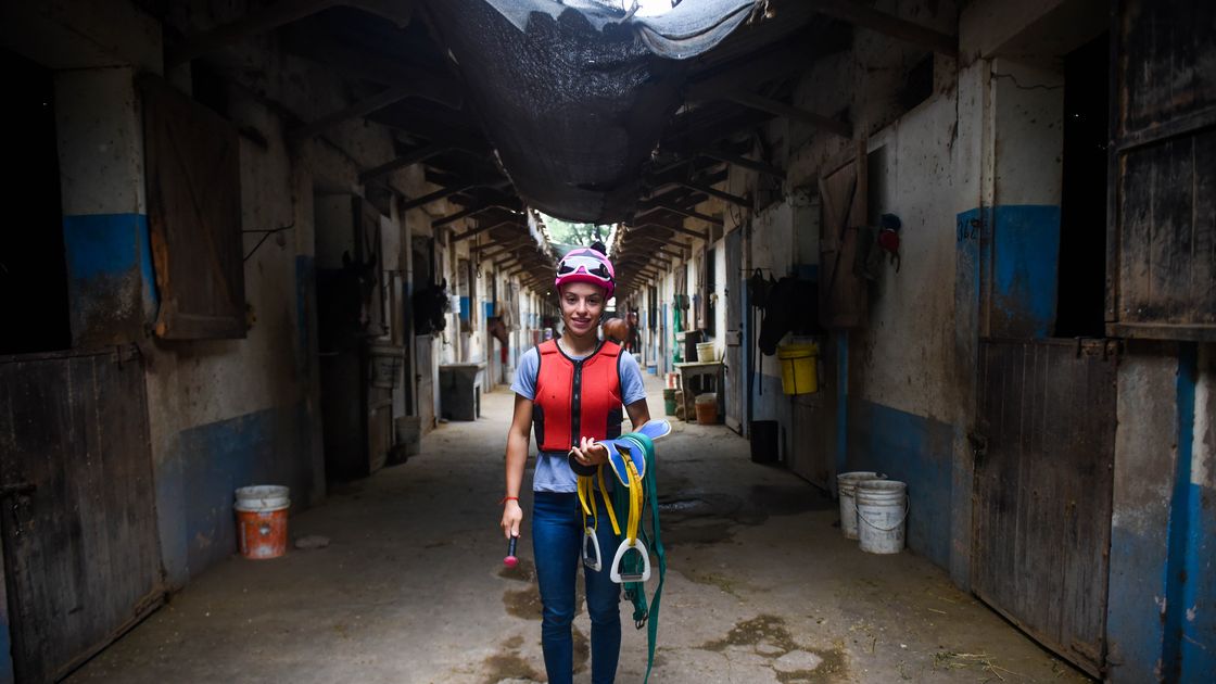 Graciela, la primera mujer recibida de jocketa en Rosario