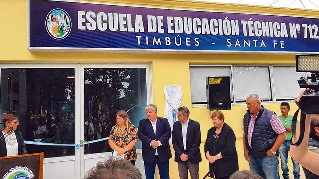 el acto. La escuela fue habilitada este lunes por el presidente comunal Amaro González y el senador provincial ArmandoTraferri.