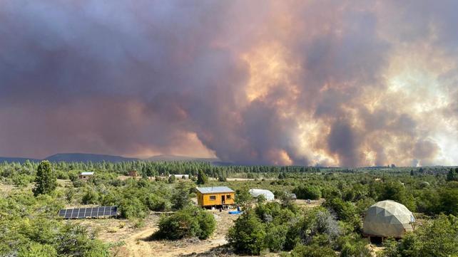 Vista panorámica de la ecoaldea, muy cercana a uno de los frentes de incendios que siguen vigentes en Chubut.