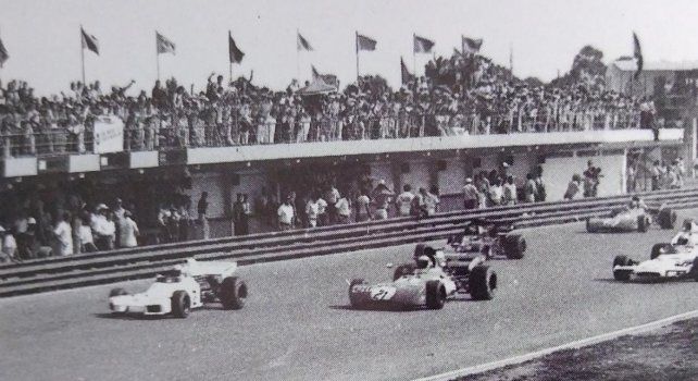 Se larga la primera carrera oficial de Reutemann en la F-1, el GP de Argentina del 72. Y el Lole, que había logrado la pole, pica en punta sobre el campeón Jackie Stewart que lo superaría al llegar al curvón.