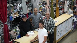 Osvaldo Bazán, junto a su hermano Gustavo y sus dos hijos, Nicolás y Facundo, segunda y tercera generación al frente de Cortinería Confort.&nbsp;