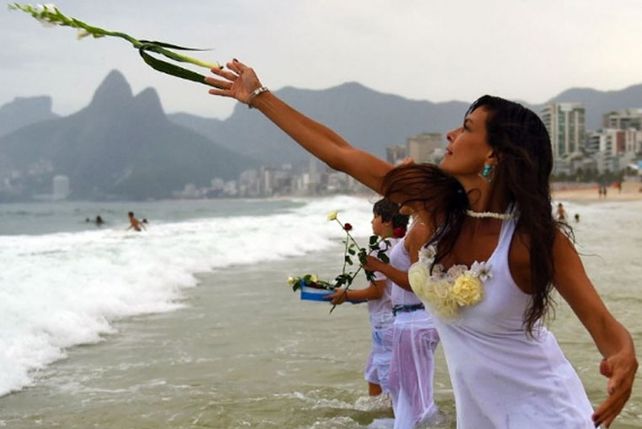 Decenas de miles de personas en todo Brasil rinden su tributo anual a Iemanjá