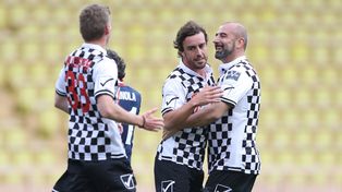 El golazo de tiro libre de Fernando Alonso en un partido a beneficio