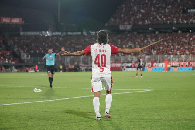 Ignacio Malcorra muestra el trozo de palo de escoba que le arrojaron desde una de las tribunas del estadio de Newells.
