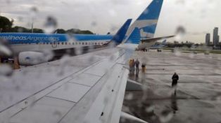Dos aviones se rozaron en la pista del aeroparque metropolitano y quedaron con algunas roturas