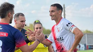 Bracco, capitán de Central Córdoba, y el capitán de Luján Bouvier, antes del inicio.
