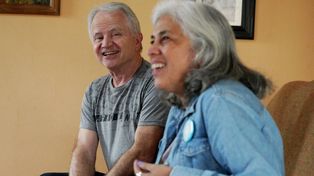 Ricardo cuida a Sonia, paciente diagnosticada con Alzheimer moderado