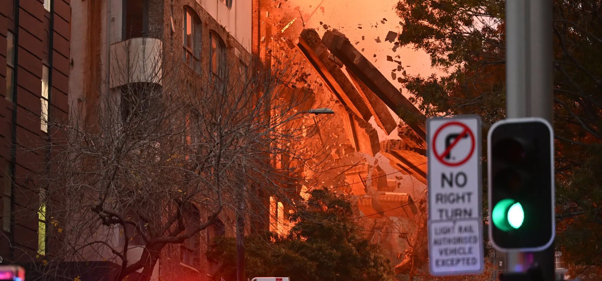 Sídney, Australia. Una pared se derrumba durante un incendio en un edificio en el distrito central de negocios. Fotografía: Dean Lewins/AP Sídney, Australia. Una pared se derrumba durante un incendio en un edificio en el distrito central de negocios. Fotografía: Dean Lewins/AP