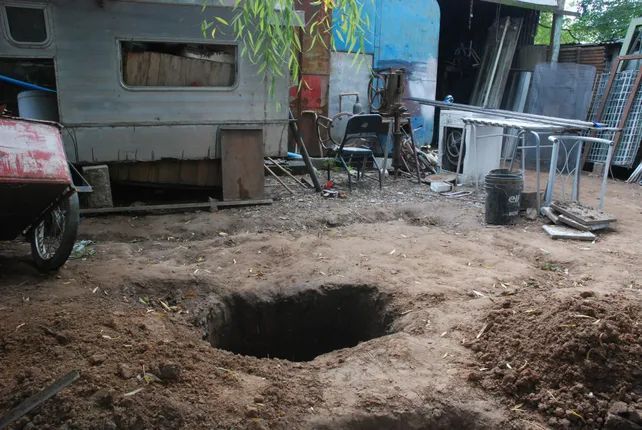 Macabro. El pozo cavado en el patio de la casa donde fue sepultada la chica.