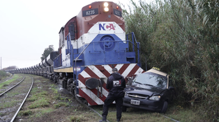 Impactante: un tren chocó a un taxi y lo arrastró más de cien metros