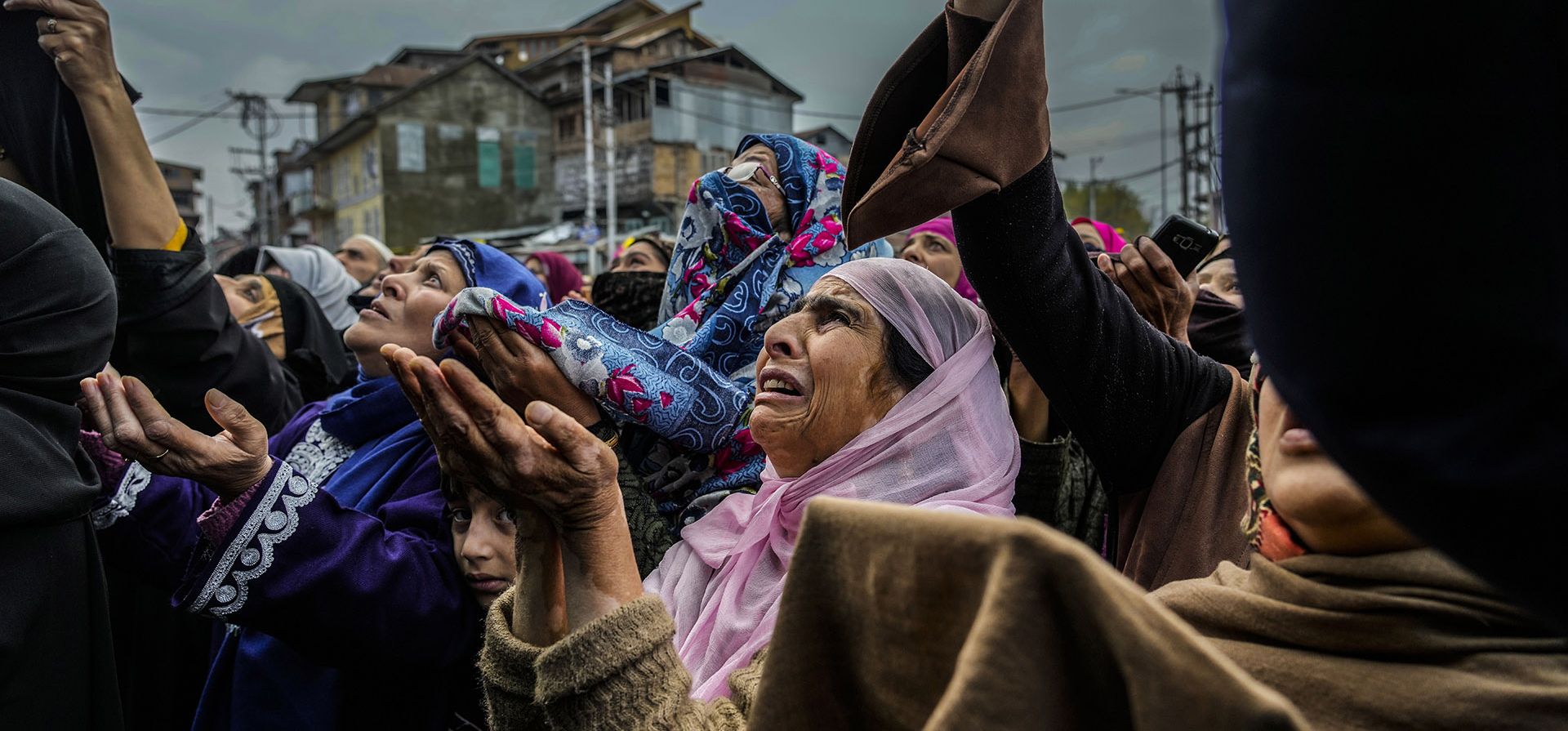 Devotas musulmanas de Cachemira lloran mientras rezan mientras un sacerdote exhibe una reliquia del santo sufí Sheikh Syed Abdul Qadir Jeelani fuera de su santuario en Srinagar, Cachemira india, el lunes 7 de noviembre de 2022. Cientos de devotos se han reunido en el santuario para el día festivo que marca el aniversario de la muerte del santo sufí. (Foto AP/Mukhtar Khan)