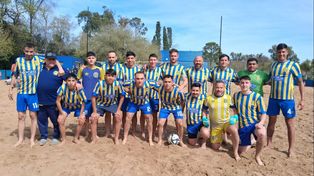 El equipo de fútbol playa de Central, que está cumpliendo una gran campaña en la Liga Argentina.
