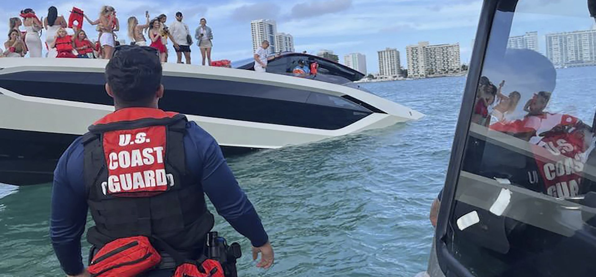 Esta imagen, proporcionada por la Guardia Costera del Sudeste de EE. UU., muestra a la tripulación y las agencias asociadas respondiendo a un incidente en el que una embarcación de 63 pies hizo agua cerca de Monument Island, el sábado 3 de mayo de 2025. (Guardia Costera del Sudeste de EE. UU. vía AP) Esta imagen, proporcionada por la Guardia Costera del Sudeste de EE. UU., muestra a la tripulación y las agencias asociadas respondiendo a un incidente en el que una embarcación de 63 pies hizo agua cerca de Monument Island, el sábado 3 de mayo de 2025. (Guardia Costera del Sudeste de EE. UU. vía AP)