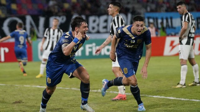 Luca Martínez Dupuy corre a gritarlo con todo. Es el gol del triunfo de Rosario Central ante Central Córdoba en el final