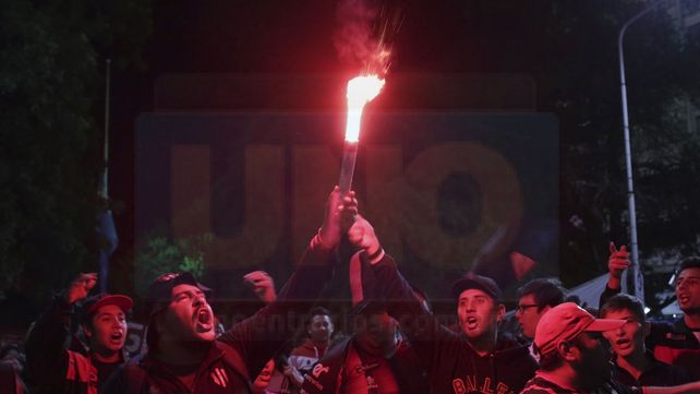 Hinchas de Patronato alentaron al plantel en la previa al partido ante Argentinos