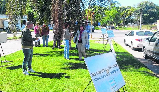 Volanteada. Los docentes difundieron las razones de la protesta.