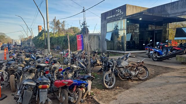 Limpieza histórica de dependencias: retiran 230 vehículos abandonados en la Subcomisaría 17ª