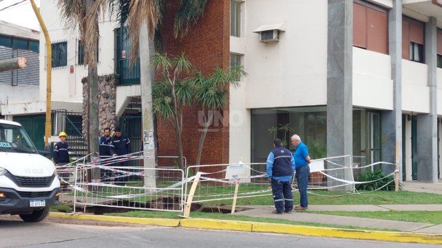 Socavón en Costanera y Salvador del Carril