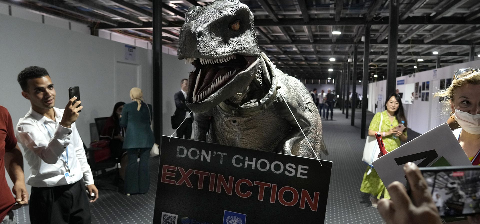 Frankie the Dino asiste a la Cumbre Climática COP27 de la ONU, el jueves 10 de noviembre de 2022, en Sharm el-Sheikh, Egipto.