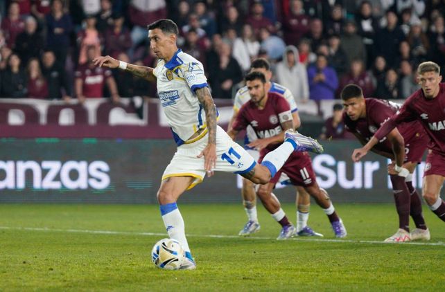 Fideo Di María anota de penal para el triunfo de Central ante Lanús, el primer partido del Canalla como visitante.