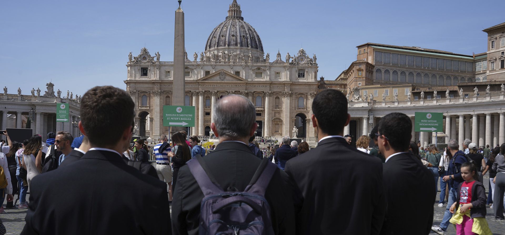 Sacerdotes en la Plaza de San Pedro del Vaticano después de que el cardenal camarlengo Kevin Joseph Farrell anunciara el fallecimiento del papa Francisco, el lunes 21 de abril de 2025. (Foto AP/Andrew Medichini) Sacerdotes en la Plaza de San Pedro del Vaticano después de que el cardenal camarlengo Kevin Joseph Farrell anunciara el fallecimiento del papa Francisco, el lunes 21 de abril de 2025. (Foto AP/Andrew Medichini)