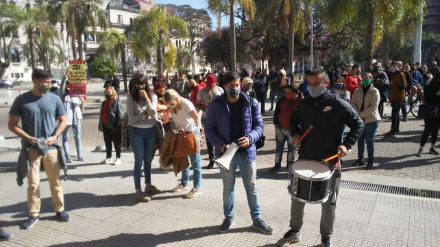 Comerciantes autoconvocados protestaron frente a Casa de Gobierno por las medidas de restricción