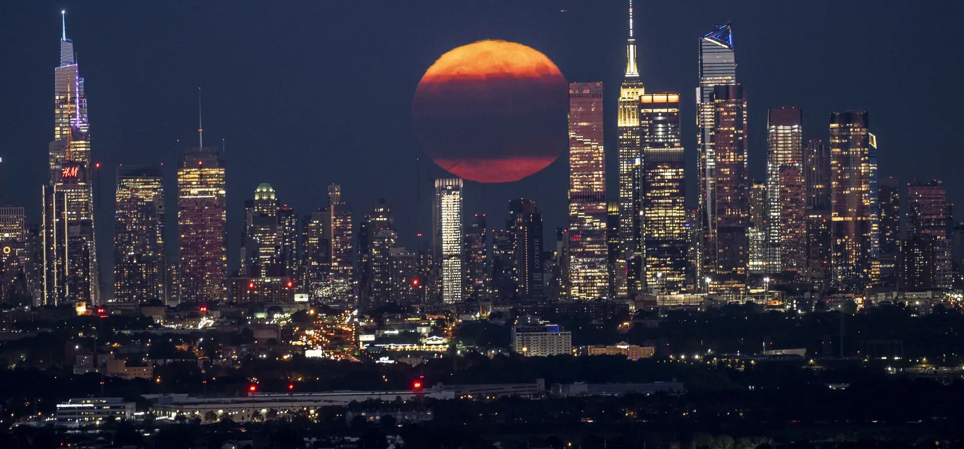 La superluna se eleva sobre el Empire State Building, Nueva York, Estados Unidos. Fotografía: Agencia Anadolu/Getty Images La superluna se eleva sobre el Empire State Building, Nueva York, Estados Unidos. Fotografía: Agencia Anadolu/Getty Images