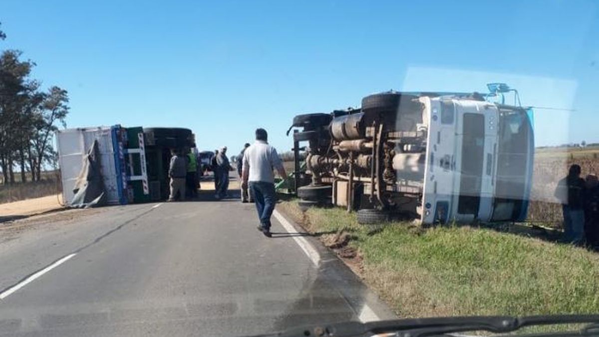 El impactante vuelco de un camión interrumpió el tránsito en la ruta ...
