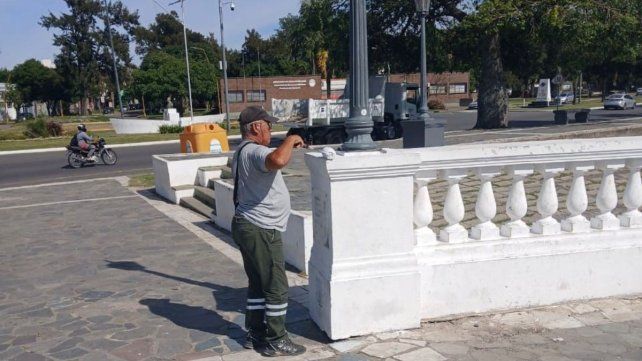 La Municipalidad de Santa Fe continúa con la limpieza de la arena, despeje de vegetación y trabajos de pintura