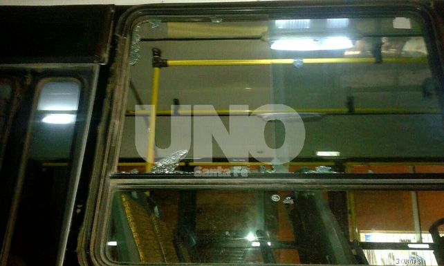 Rompió el vidrio de un colectivo de la Línea 9 y lo detuvieron