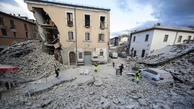 Ascienden a 120 los muertos por el devastador terremoto en el centro de Italia