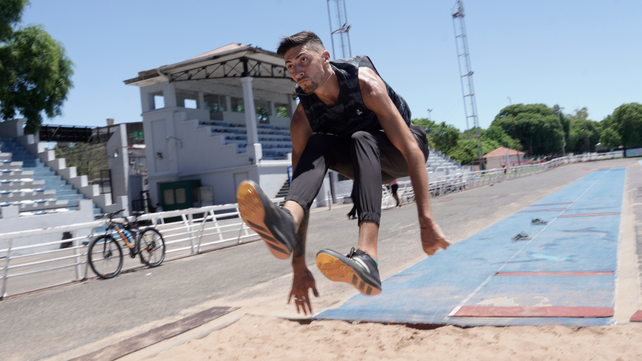Brian Impellizzeri, en pleno salto antes de caer en el cajón de arena.