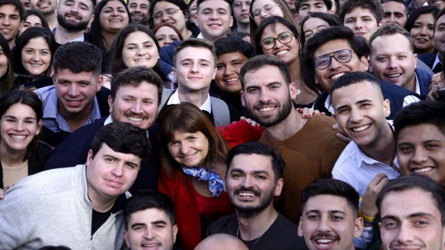 En la Ciudad de Buenos Aires se reunieron jóvenes y funcionarios de todo el país para demostrar un fuerte apoyo a la candidata a presidente de Juntos por el Cambio En la Ciudad de Buenos Aires se reunieron jóvenes y funcionarios de todo el país para demostrar un fuerte apoyo a la candidata a presidente de Juntos por el Cambio