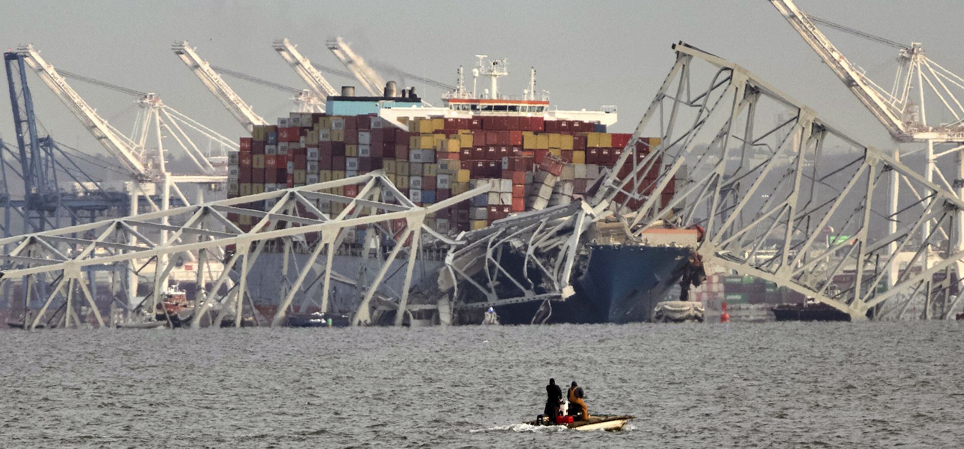 Partes del puente Francis Scott Key permanecen después de que un barco portacontenedores chocó con uno de los soportes del puente, el martes 26 de marzo de 2024 en Baltimore. El principal puente de Baltimore se rompió y colapsó después de que un buque portacontenedores chocara contra él la madrugada del martes y varios vehículos cayeran al río. (Kaitlin Newman/The Baltimore Banner vía AP) Partes del puente Francis Scott Key permanecen después de que un barco portacontenedores chocó con uno de los soportes del puente, el martes 26 de marzo de 2024 en Baltimore. El principal puente de Baltimore se rompió y colapsó después de que un buque portacontenedores chocara contra él la madrugada del martes y varios vehículos cayeran al río. (Kaitlin Newman/The Baltimore Banner vía AP)