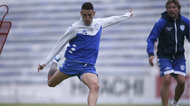 Ricardo Centurión y Gabriel Heinze detrás, cuando coincidieron en Vélez.