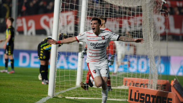 Juan Garro ya la metió de cabeza y celebra su segundo gol en San Nicolás.&nbsp;
